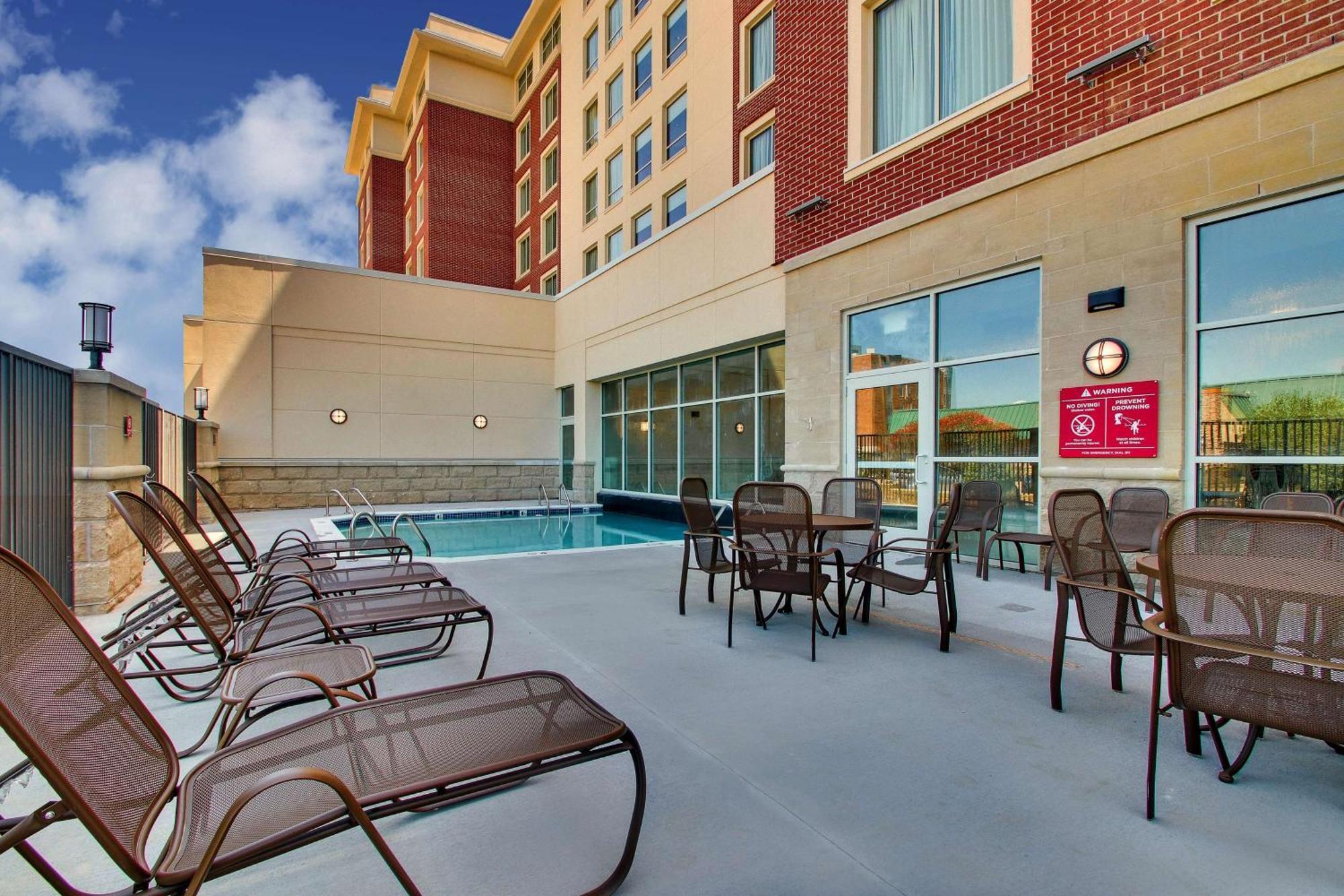 Drury Inn & Suites Iowa City Coralville Exterior foto
